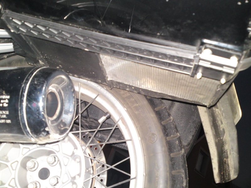 Wärmeschutz unter dem Koffer, ist original von BMW dabei. TeileNummer:46542317619