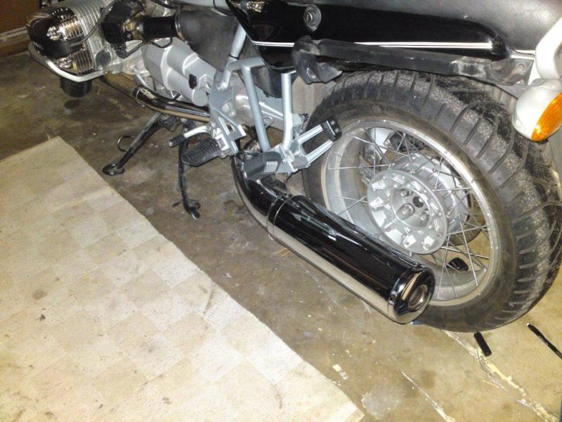 Angepasster Krümmer, Y-Rohr und R100R ESD. Der Sound ist super, fast besser als bei der R100R