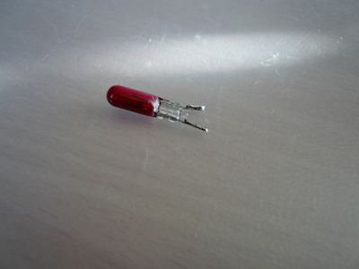So sollte es in etwa aussehen. Am Glaskolben ca. 1mm Platz lassen sonst klappt das zurückbiegen nicht.