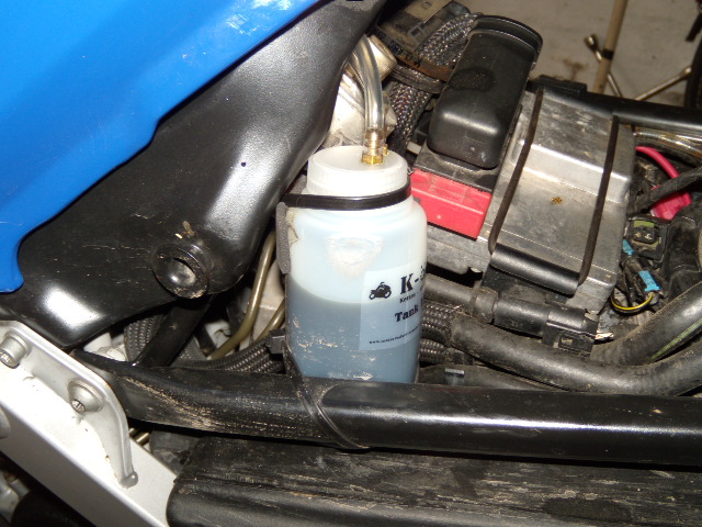 150 ml Behälter, reicht bei mir für ca. 6.000 Km
