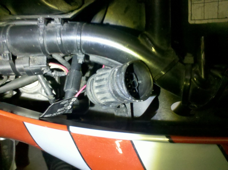 K1200RS_unter_Sitzbank_stecker.jpg