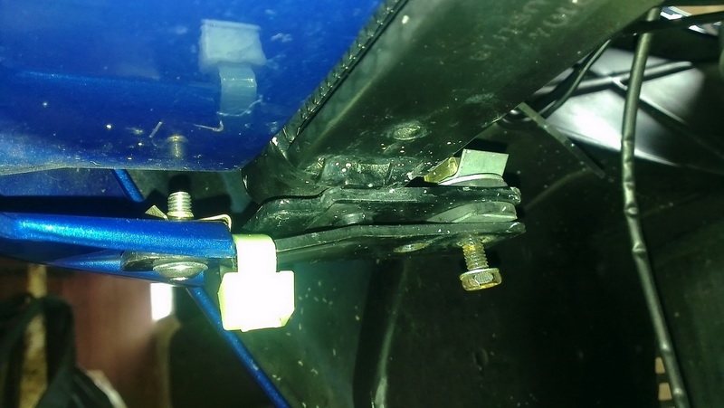 zwischen der Schraube des Oilkühlers und dem hellen Kabelstraps ist ein Niet im Oilkühler dieser fixiert den neuen Halter.
