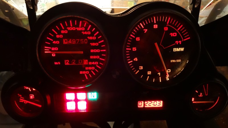 Vier rote Stecksockel LEDs und ein Original Glimmbirnchen