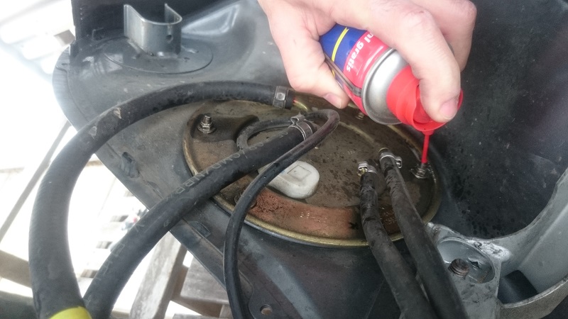 Benzinpumpeneinheit. Da sieht man auch eine Einmalschelle.