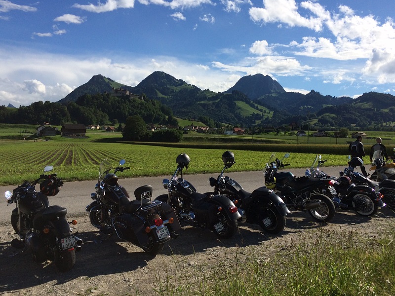 Einsame BMW vor dem Moléson, Hausberg der schweizer Freiburger