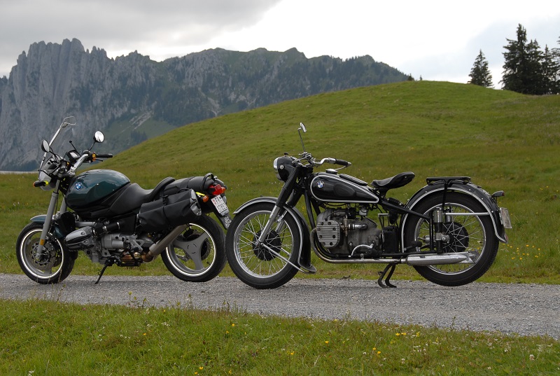 Stilleben mit Gastlosen (= Berge in den Freiburger Voralpen) & R1100R mit Grossmutter (Anno 1939).jpg