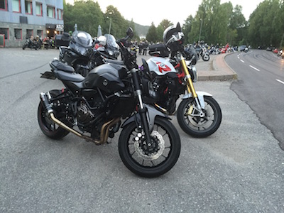 Tyrigrava bei Oslo - jeden Mittwoch Waffel und Kaffe und so zwischen 100 bis 400 Biker ... unorganisiert - Man weiss halt dass man da Mittwochs hinfährt