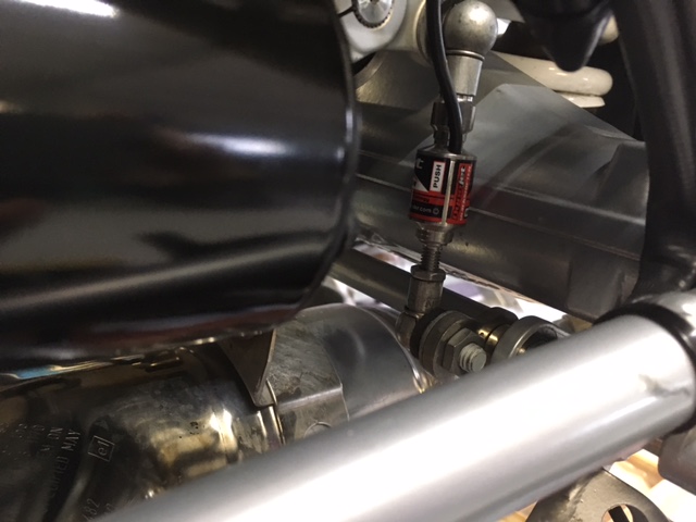 Dynojet-quickshifter Push in R1200R 2012.jpg