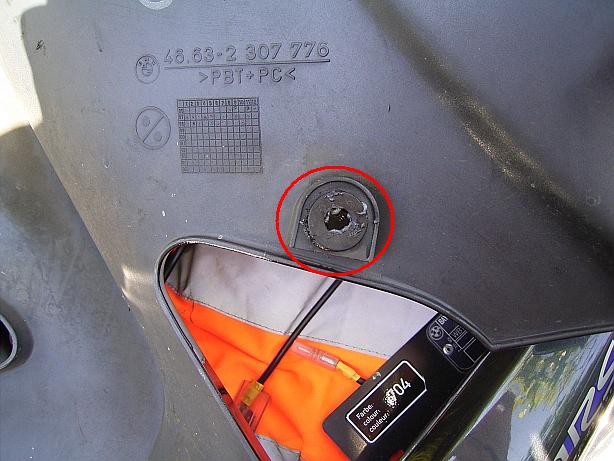 Bevor du die Verkleidung wieder montierst, rate ich dir hier etwas Vasiline hin zu schmieren.